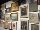 un mur recouvert de photos et de tableaux