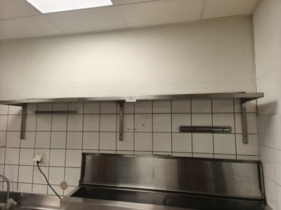une image d'une cuisine avec un évier et une cuisinière