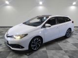 une Toyota Auris blanche garée sur un sol carrelé à damier