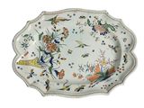 une image représentant une assiette décorative ornée de fleurs et d'oiseaux