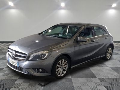 la classe b de la mercedes est garée sur un sol en damier