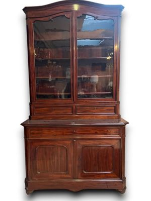 un vaisselier ancien en bois, muni de portes vitrées et de tiroirs