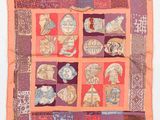 une écharpe en patchwork orange et violette, sur laquelle sont représentées des personnes