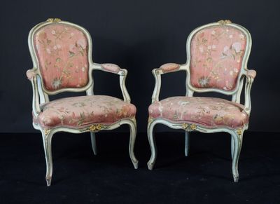 paire de fauteuils de style louis xv