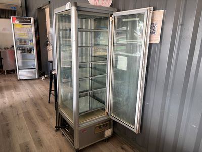 un réfrigérateur dont la porte vitrée est ouverte