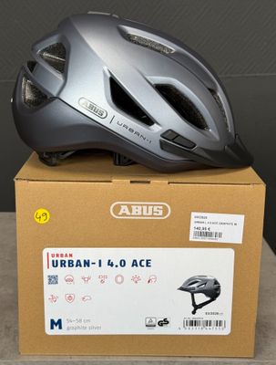 une photo d'un casque de vélo posé sur une boîte en carton