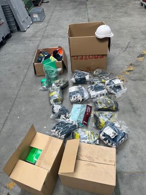 de nombreux cartons d'objets hétéroclites posés sur le sol