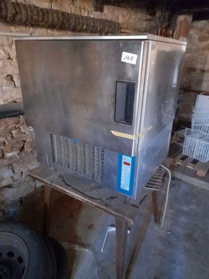 une photo d'une machine à glaçons en acier inoxydable dans un sous-sol