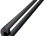 une paire de tubes en caoutchouc noirs sur fond blanc