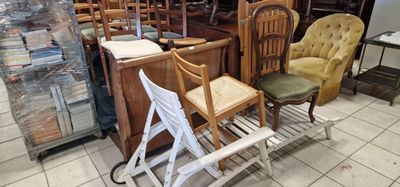 beaucoup de chaises et de tables dans une pièce avec beaucoup de meubles