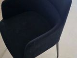 a black chair that is sitting in the middle of a room