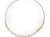 un collier en or et en argent sur fond blanc