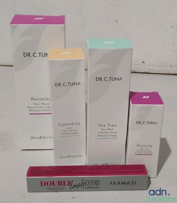 trois boîtes de produits du Dr C. Tunana posées les unes à côté des autres