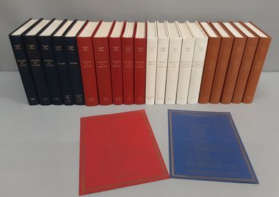 un groupe de livres posés sur une table les uns à côté des autres