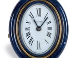 une petite horloge dont le cadran est orné de chiffres romains
