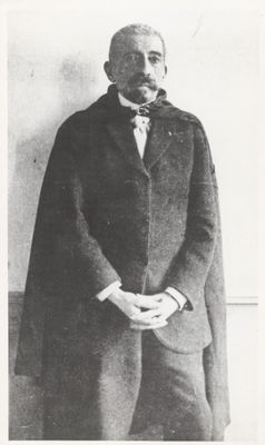 photographie en noir et blanc d'un homme en costume-cravate