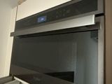 un micro-ondes encastré dans le mur de la cuisine