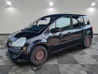 la photo d'une petite voiture noire garée dans un garage