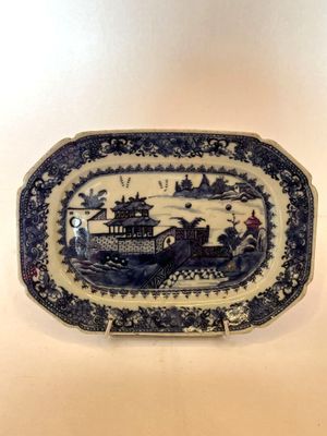 PLAT rectangulaire à pans coupé en porcelaine bleu et blanc …