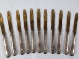 six couteaux anciens en métal argenté avec des manches en bois