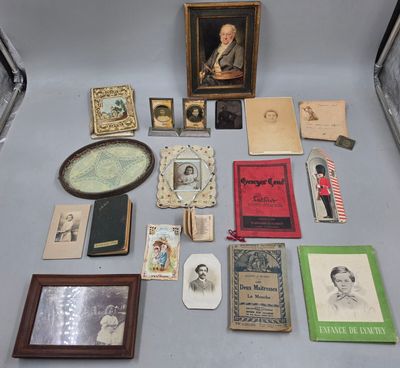 une table sur laquelle sont posés de nombreux livres anciens et des photos