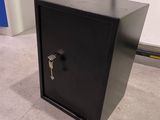 une boîte en métal noir contenant une clé