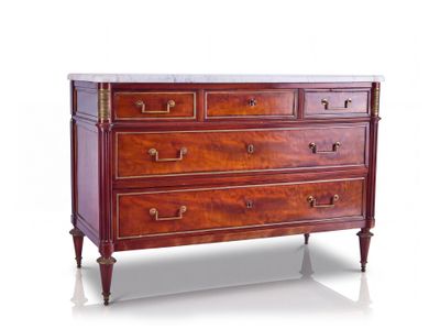 la commode est en bois et possède un plateau en marbre