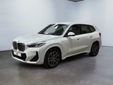 une BMW X5 blanche garée dans une pièce blanche
