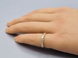 gros plan de la main d'une personne portant une bague