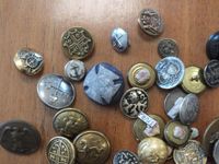 Un lot de boutons en métal à décor héraldique pour la plupar… (photo 2)