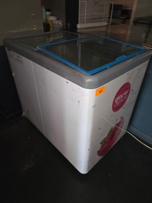 une machine à laver posée sur le sol