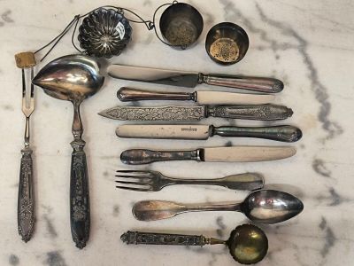 beaucoup de cuillères en argent et de cuillères sur la table