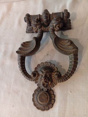 un gros plan sur une poignée de porte en métal posée sur une table