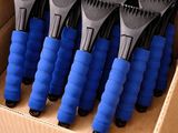 une boîte remplie de raquettes de tennis bleues et noires