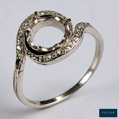 une image représentant une bague en argent surmontée d'un serpent