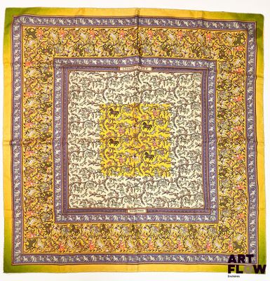 un tapis carré jaune et vert à motifs floraux