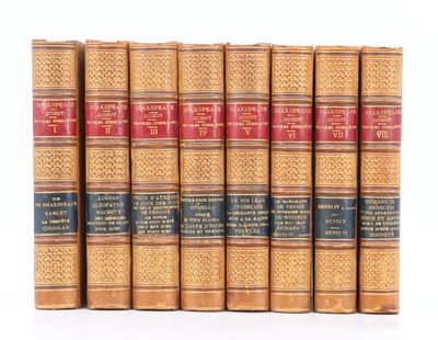 six vieux livres alignés sur une surface blanche