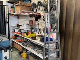 une étagère sur laquelle sont posés des outils, dans une pièce