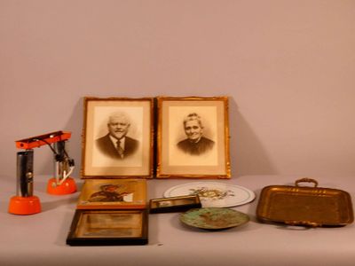 Manette : Plateau à anses en cuivre gravé, médaillon en méta… - Photo 1