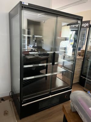 une image d'une vitrine en verre dans un magasin