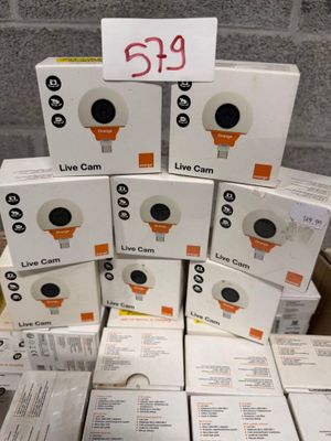des boîtes empilées les unes sur les autres, avec une étiquette de prix posée dessus