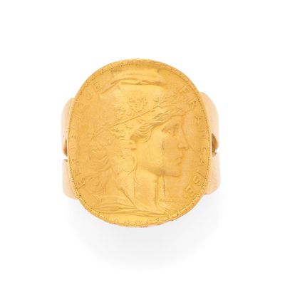 une image représentant une bague en forme de pièce d'or sur laquelle est gravé le visage d'une femme