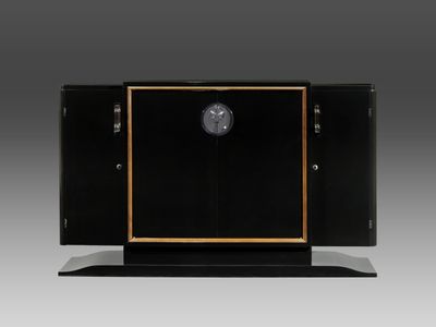 une armoire noire sur laquelle est posée une horloge