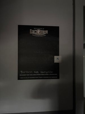 une affiche sur le mur des toilettes sur laquelle on peut lire « alcool »