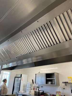 un homme debout dans une cuisine devant une cuisinière