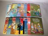 plusieurs livres pour enfants sont alignés sur une surface blanche