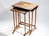 une photo représentant une paire de tables gigognes sur fond blanc