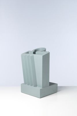 un vase posé sur une table