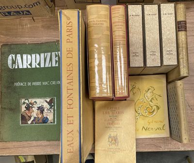 plusieurs livres posés ensemble sur une table