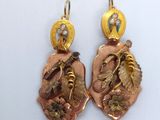 paire de boucles d'oreilles en or et émail ornées de libellules et de feuilles